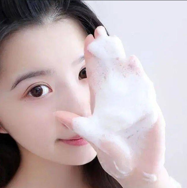 洗脸方式选择：长期“清水洗脸”与洗面奶，皮肤差异引发疑问